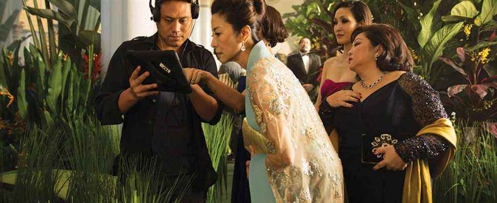 « One Perfect Shot » : la créatrice de costumes « Crazy Rich Asians » se souvient d'avoir habillé Michelle Yeoh d'une « façon reine »