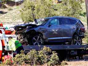La voiture endommagée de Tiger Woods est remorquée après avoir été impliqué dans un accident de voiture, près de Los Angeles, Californie, États-Unis, le 23 février 2021.