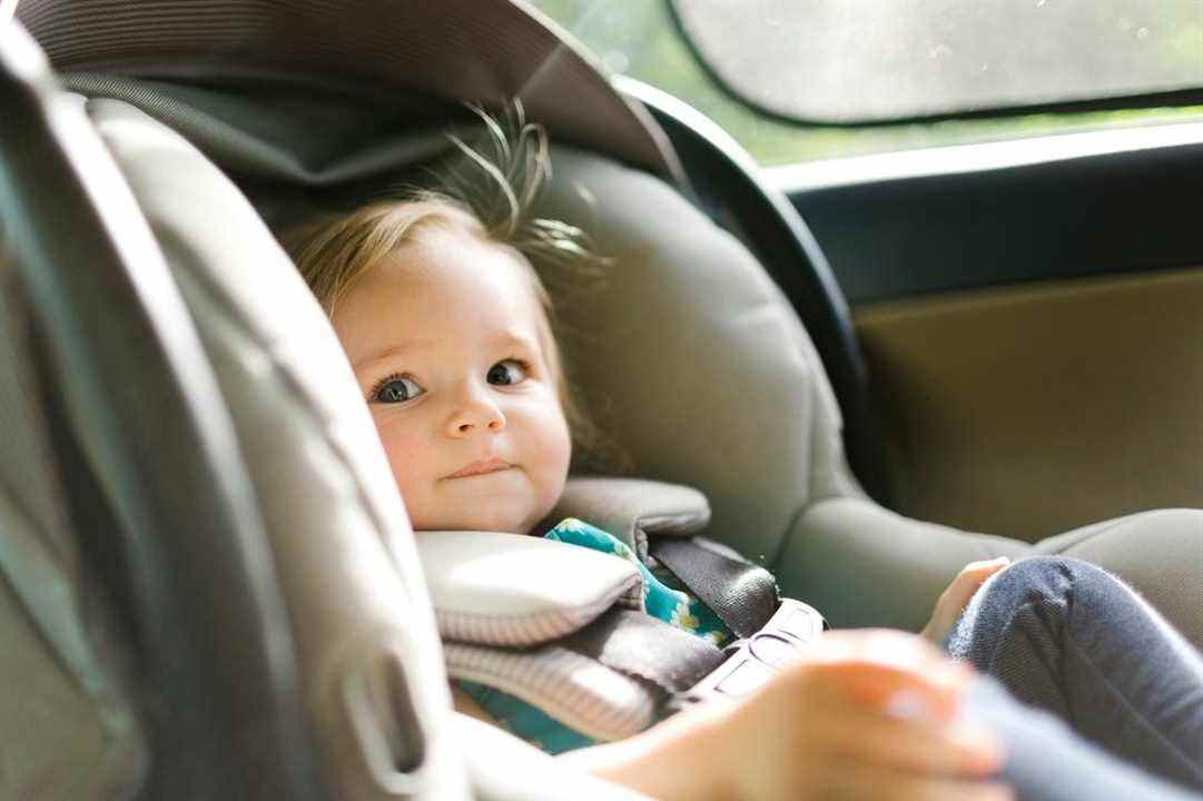 bébé dans un siège auto
