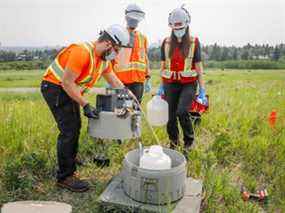 Des chercheurs de l'Université de Calgary vérifient l'équipement de surveillance alors qu'ils suivent les traces de COVID-19 dans le système d'assainissement de Calgary le mercredi 14 juillet 2021.