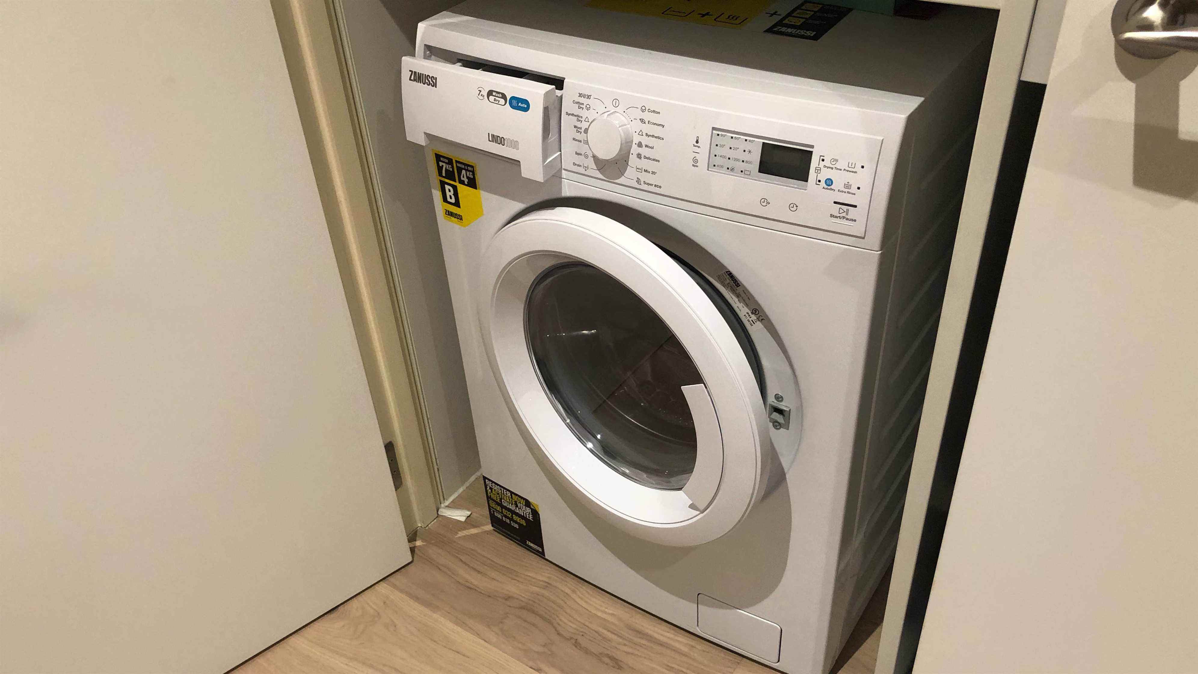 Machine à laver avec porte ouverte
