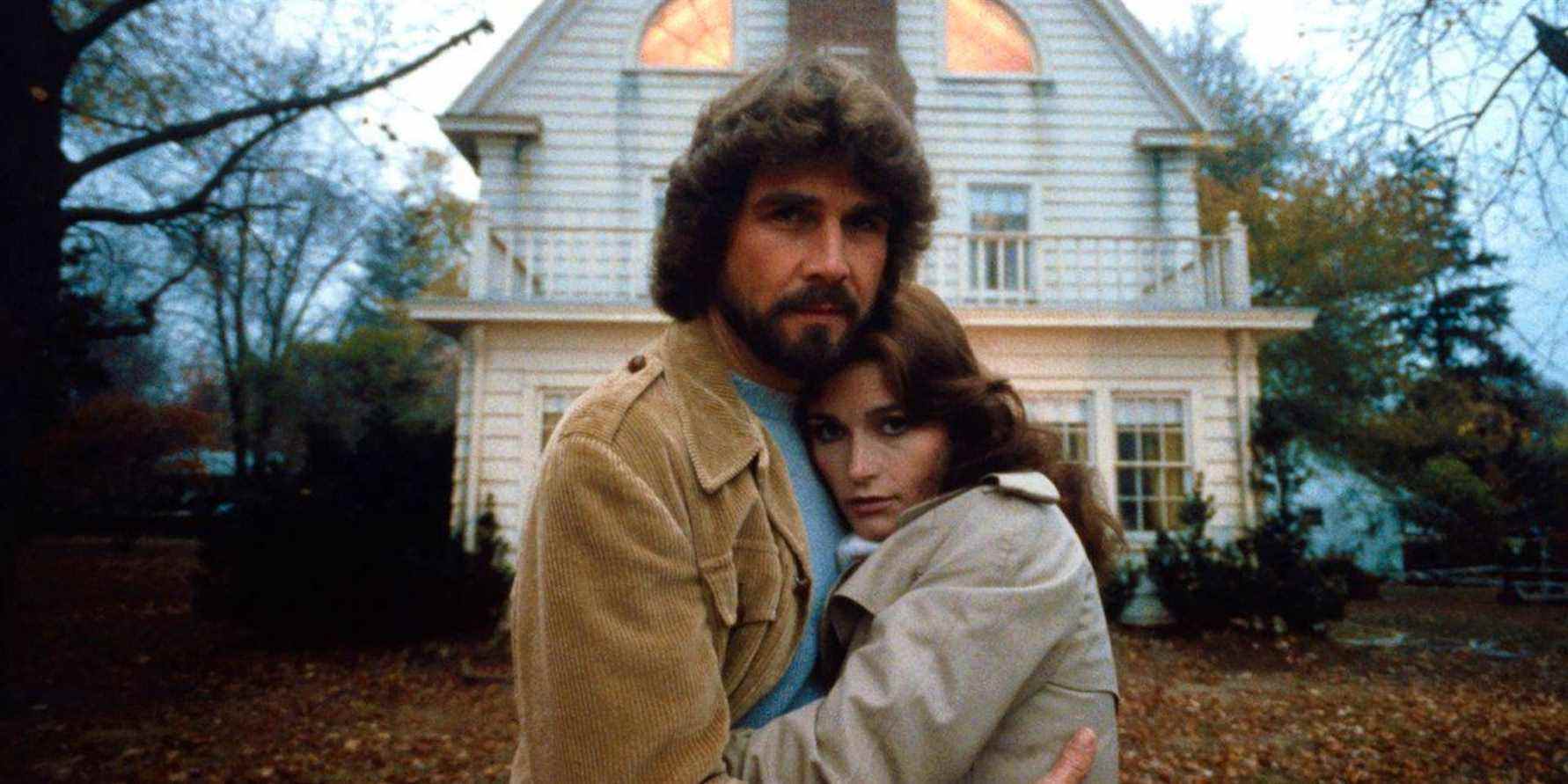 George (James Brolin) et Kathy Lutz (Margot Kidder) devant la maison dans L'Horreur d'Amityville