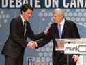 Dossier : Le chef conservateur Stephen Harper, à droite, et le chef libéral Justin Trudeau se serrent la main après avoir participé au débat Munk sur la politique étrangère du Canada à Toronto, le lundi 28 septembre 2015. LA PRESSE CANADIENNE/POOL-Mark Blinch 