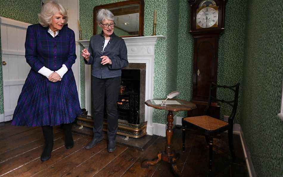 La duchesse de Cornouailles regarde le bureau de Jane Austen - Finnbarr Webster