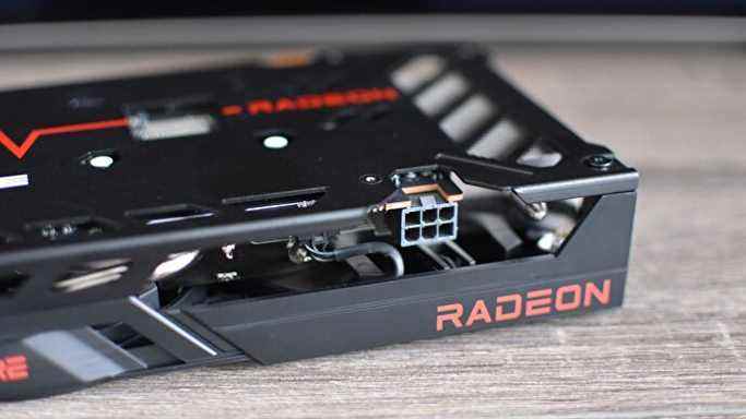 Gros plan du connecteur PSU à 6 broches sur une carte graphique AMD Radeon RX 6500 XT.