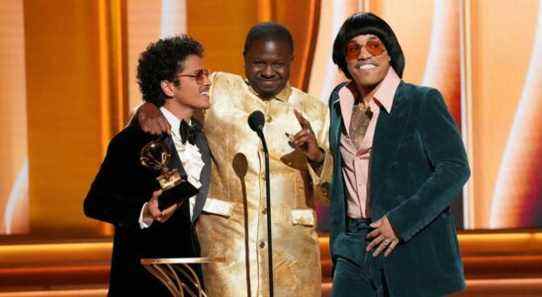 Le producteur de Silk Sonic, D'Mile, a rendu hommage à sa défunte mère en marquant l'histoire des Grammys