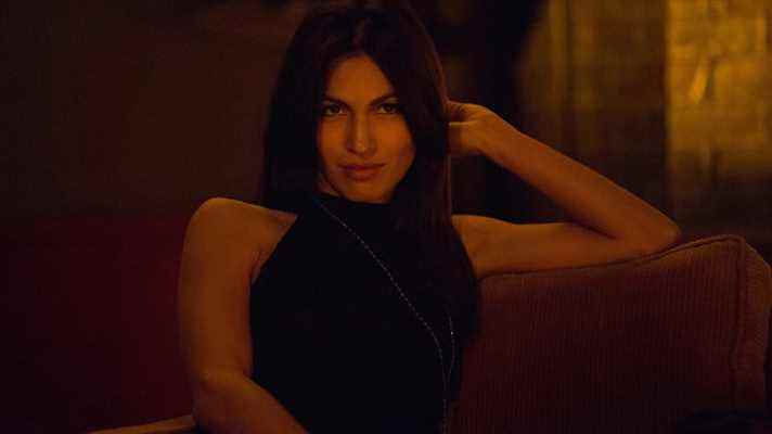 Elektra apparaissant soudainement dans l'appartement de Matt dans Daredevil saison 2.