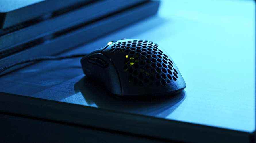 Le HyperX Pulsefire Dart au sommet d'un bureau, dans une pièce faiblement éclairée