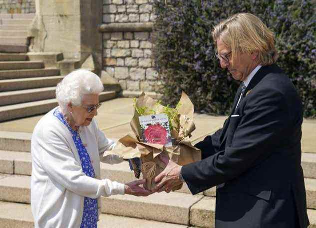 La reine Elizabeth II plante la rose du duc d'Édimbourg