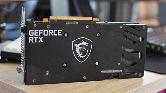 Le MSI GeForce RTX 3050 Gaming X 8G sur un bureau, montrant sa plaque arrière renforcée.