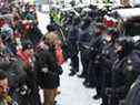 La police affronte des manifestants participant à une manifestation contre les mesures anti-COVID, le 19 février 2022 à Ottawa.