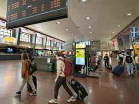 Les passagers arrivent à Via Rail à la gare centrale de Montréal.  Le noyau de la fonction publique fédérale, les employés du transport aérien et ferroviaire doivent tous être entièrement vaccinés contre la COVID-19.