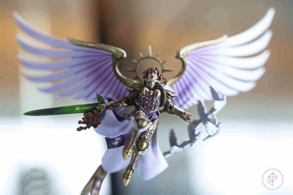Une Sœur de Bataille, resplendissante avec les ailes déployées et les colombes en vol.