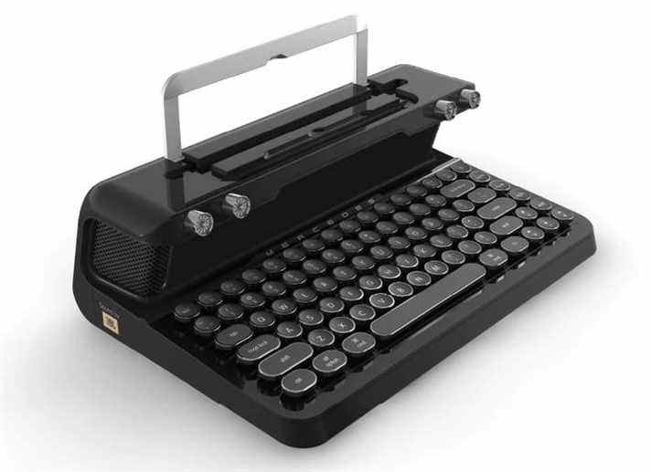 Le clavier de la machine à écrire à un angle.