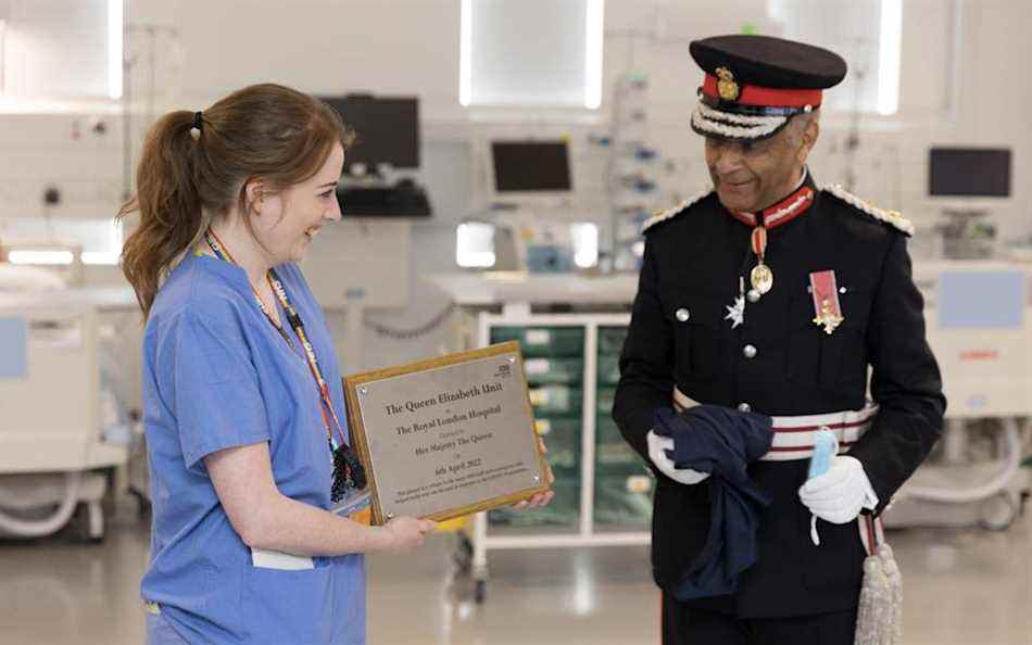 L'infirmière Charlie Mort et Sir Kenneth Olisa, Lord-Lieutenant du Grand Londres, dévoilent la plaque marquant l'ouverture officielle de l'unité Covid de l'hôpital - Ralph Hodgson