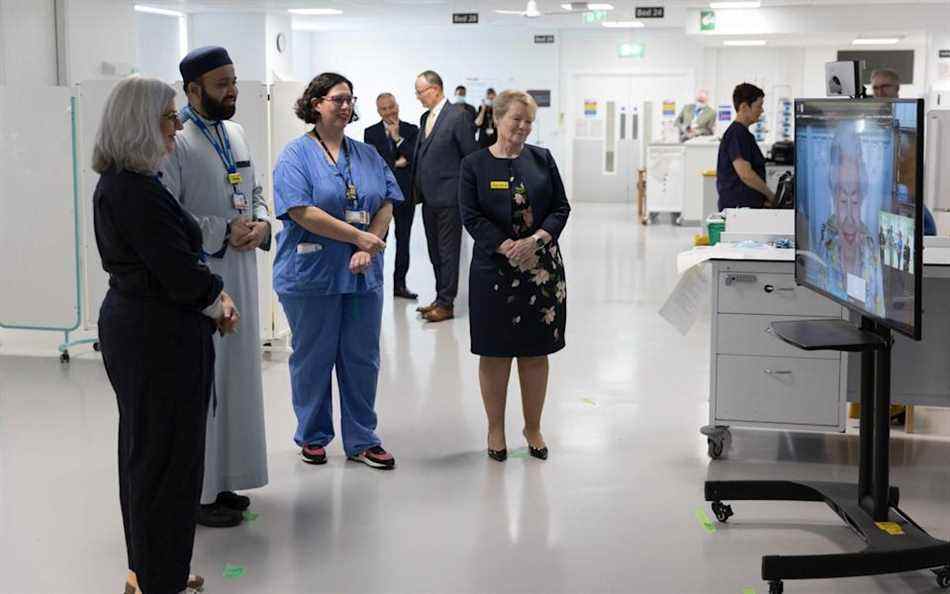 Sa Majesté s'est entretenue par liaison vidéo avec le personnel du Royal London Hospital pour marquer l'ouverture officielle de l'unité Queen Elizabeth de l'institution médicale - Ralph Hodgson