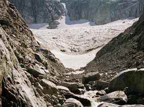 Le glacier Coquitlam, photographié en 2006. Le substrat rocheux n'est pas aussi exposé au milieu gauche du glacier.