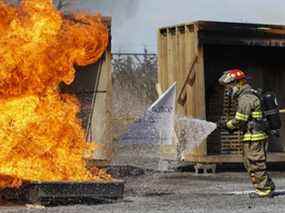 Emmons démontre à quelle vitesse le nouvel additif de gel de la société, Eco-Gel, peut éteindre un feu d'heptane et ne pas se rallumer lors d'une démonstration au centre de formation des pompiers des services d'urgence du canton de Loyalist à Odessa, en Ontario.