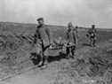 Amener les blessés sur la crête de Vimy en avril 1917.