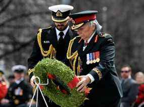 La gouverneure-générale Mary Simon dépose une couronne lors d'une cérémonie commémorant le 105e anniversaire de la bataille de la crête de Vimy, au Monument commémoratif de guerre du Canada à Ottawa, le samedi 9 avril. LA PRESSE CANADIENNE/Justin Tang