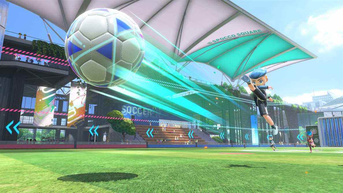 Un joueur aux cheveux bleus frappe un ballon de football géant dans une capture d'écran de Nintendo Switch Sports