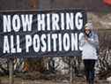 Une pancarte annonçant l'embauche à tous les postes est visible à Winnipeg.  Le taux de chômage au Canada n'a jamais été aussi bas depuis 1976. 