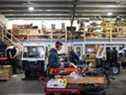 Un travailleur assemble une conversion électrique d'un transport de béton à l'intérieur de l'usine de fabrication de Canadian Electric Vehicles Ltd. à Parksville, en Colombie-Britannique