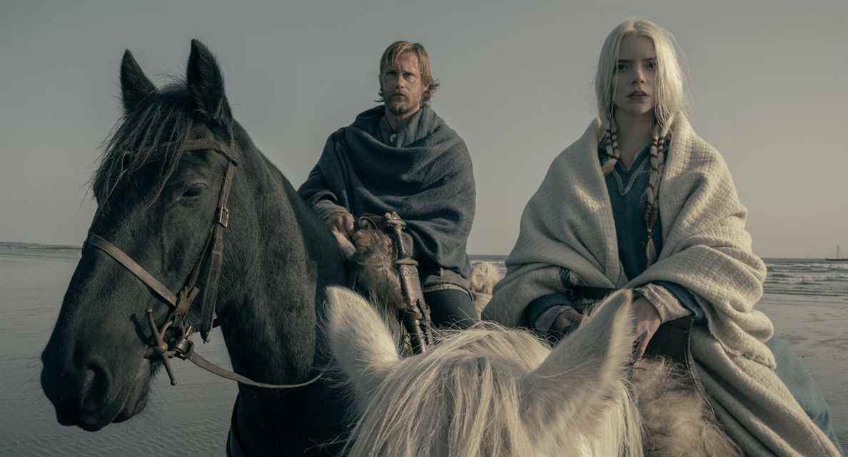 Alexander Skarsgård et Anya Taylor-Joy à cheval au bord de la mer dans The Northman