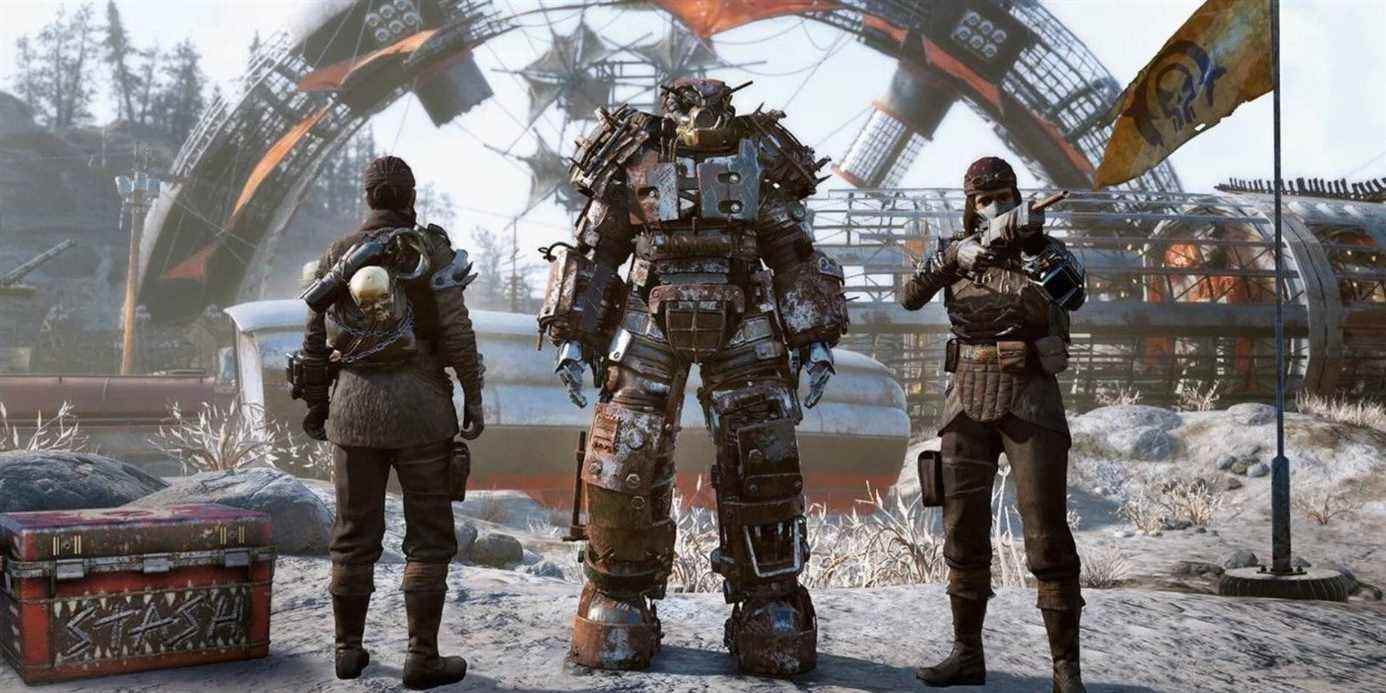 Fallout 76 survivants debout autour d'une armure assistée