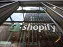 Siège social de Shopify à Ottawa.  La société de commerce électronique a plongé de 46 % par rapport à un sommet historique de 2 139,82 $ le 19 novembre.