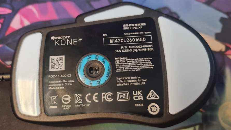 Test Roccat Kone XP : le dessous de la souris gamer et le film de protection qui entoure encore le capteur