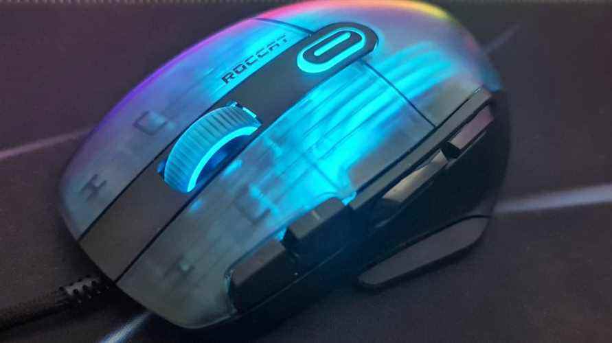 Revue Roccat Kone XP : une vue de face de la souris de jeu alors qu'elle brille des lumières bleues