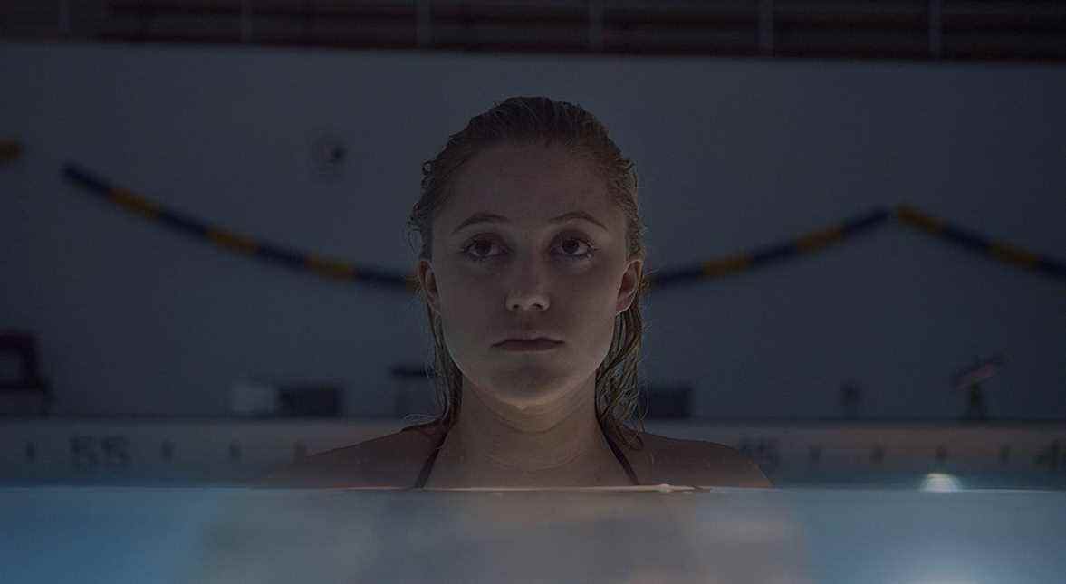 It Follows - Jay Height (Maika Monroe) dans la piscine