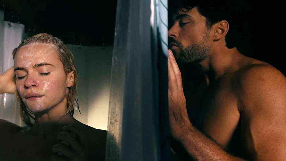 Liberty prend une douche alors que John se présente de manière inquiétante de l'autre côté de son rideau de douche dans What Lies Below.