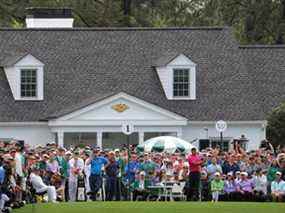 Tiger Woods joue son coup du premier tee lors du premier tour du Masters au Augusta National Golf Club le 07 avril 2022 à Augusta, en Géorgie.