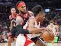 Jalen Green des Houston Rockets conduit par Gary Trent Jr. des Toronto Raptors lors de la première moitié de leur match de basket-ball à la Scotiabank Arena le 8 avril 2022 à Toronto.
