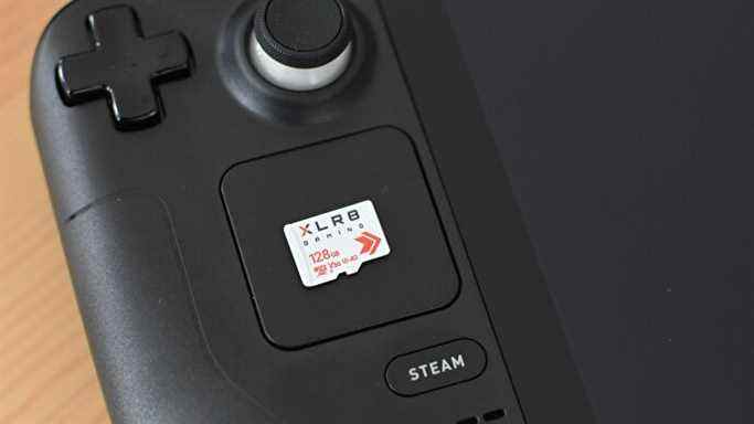 Une carte microSD PNY XLR8 sur un Steam Deck.