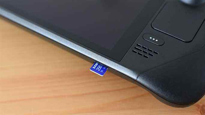 Une carte microSD Samsung Pro Plus partiellement insérée dans la fente pour carte microSD d'un Steam Deck.