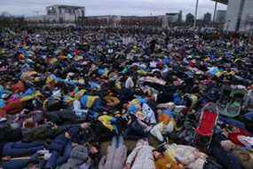 Des manifestants, pour la plupart des Ukrainiens et de nombreux réfugiés, s'allongent lors d'une manifestation à Berlin pour symboliser les civils assassinés de l'actuelle guerre russe en Ukraine, le 06 avril 2022.