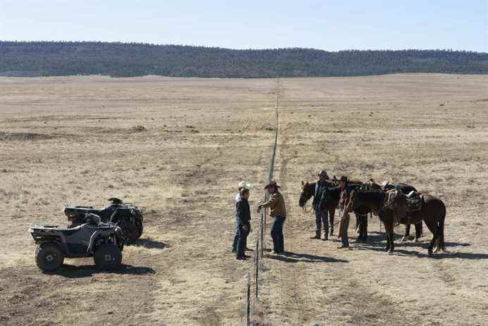 Les deux familles de ranch d'Outer Range se tiennent à la clôture pour négocier 