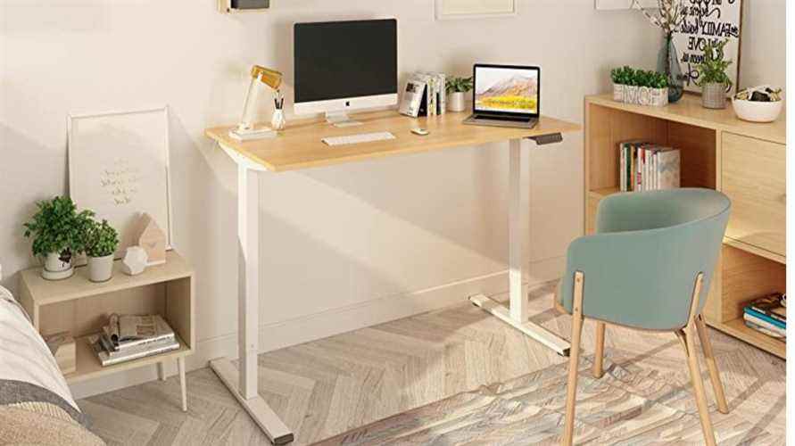 meilleur bureau debout : configuration du bureau FlexiSpot avec un ordinateur Apple en haut et un ordinateur portable à droite