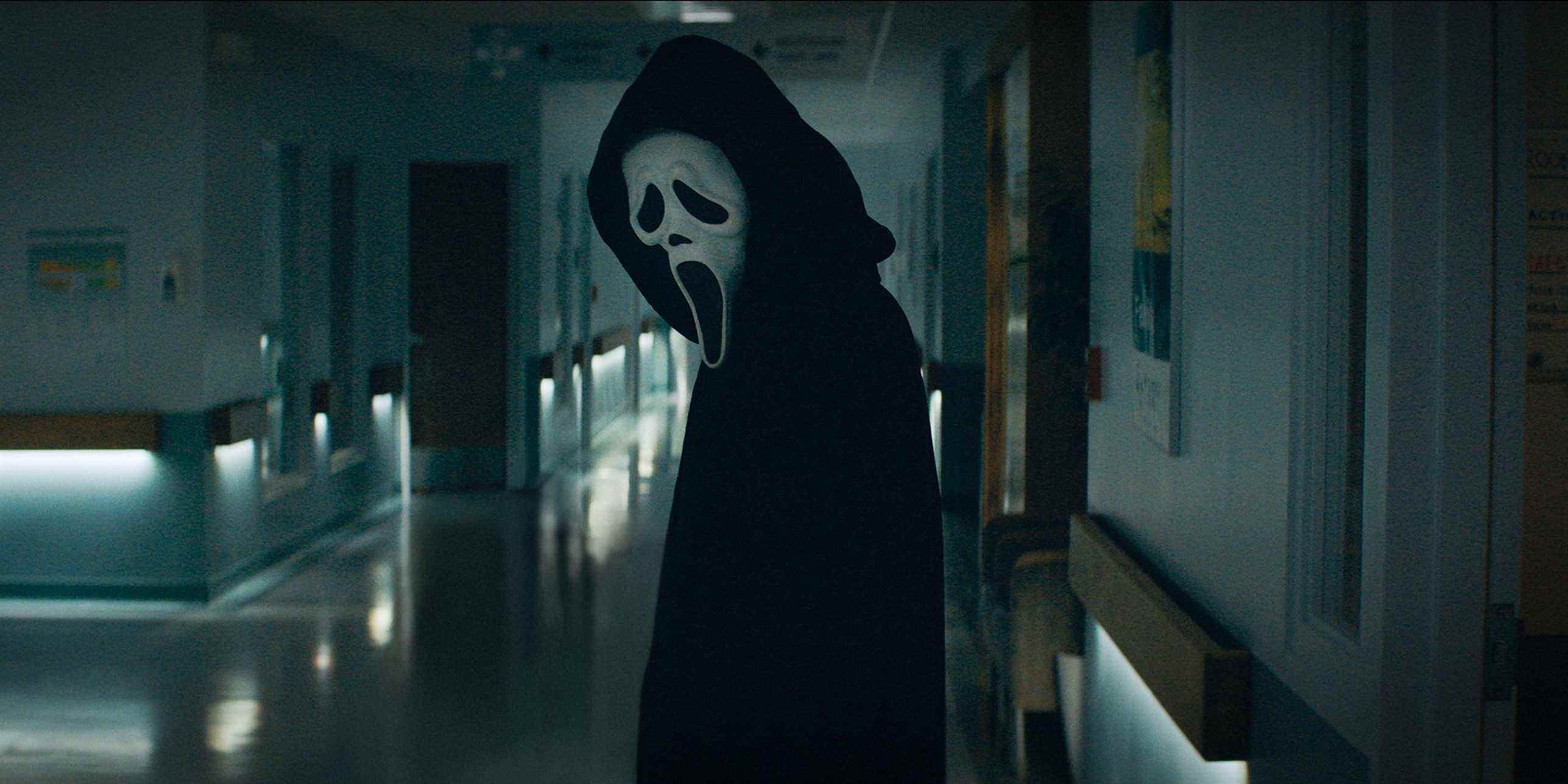 Le tueur de Ghostface dans une salle d'hôpital dans Scream 2022