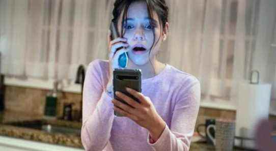Jenna Ortega holding a phone and screaming as Tara Carpenter in Scream (2022)