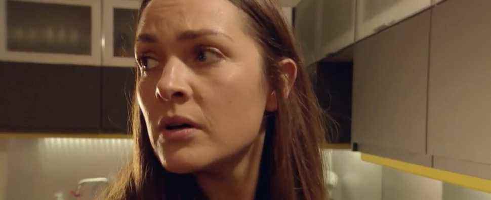 Sienna Blake des Hollyoaks découvre la cachette de drogue de Warren Fox