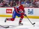 Jesse Ylonen des Canadiens de Montréal porte la rondelle en troisième période contre les Sénateurs d'Ottawa à Montréal le 5 avril 2022.