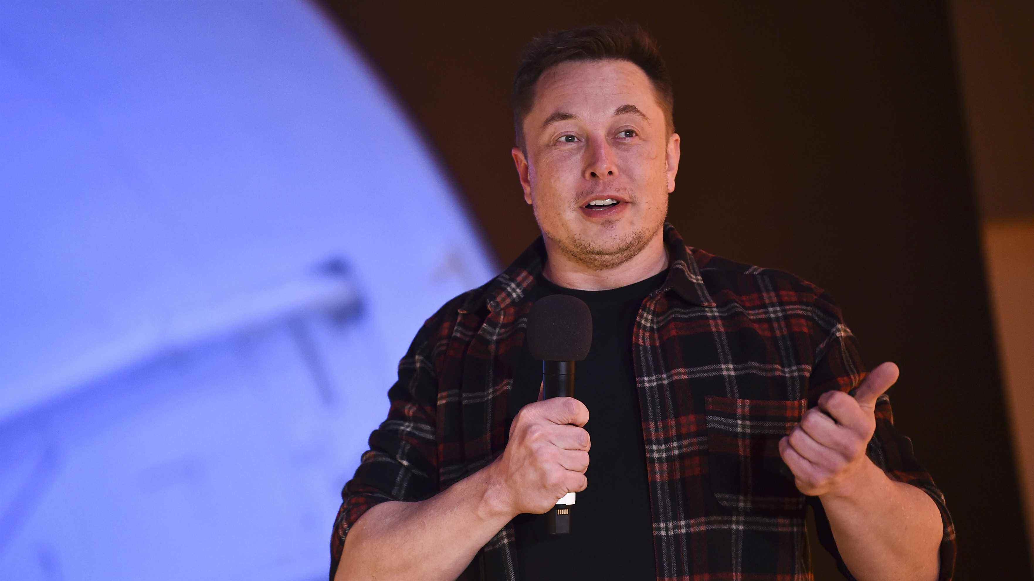une photo d'Elon Musk en train de parler