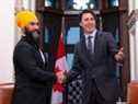 Le chef du NPD Jagmeet Singh et le premier ministre Justin Trudeau sont vus sur une photo d'archive de la Colline du Parlement.