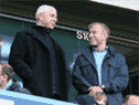 Le directeur du club de football de Chelsea, Eugene Tenenbaum, à gauche, se tient aux côtés du propriétaire Roman Abramovich.