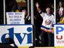 DOSSIER – Le membre du Temple de la renommée du hockey et ancien insulaire de New York Mike Bossy salue les fans alors qu'il est présenté avant le match de hockey de la LNH entre les Islanders et les Bruins de Boston au Nassau Coliseum le jeudi 29 janvier 2015, à Uniondale, NY Bossy a chuté une première rondelle de cérémonie. 
