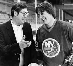 Dans cette photo d'archive du 17 mars 1982, l'entraîneur des Islanders de New York, Al Arbour, à gauche, s'entretient avec son meilleur buteur, Mike Bossy, lors d'une pause à l'entraînement à Denver.
